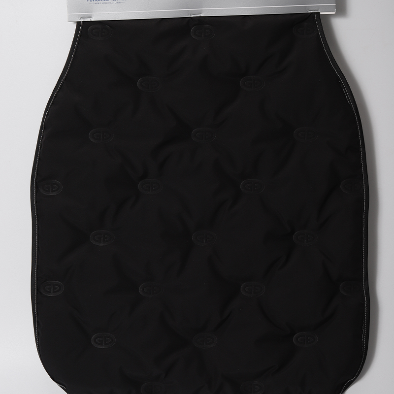 Vai lietus vai saulaini, mūsu vieglie ūdensatvermožie tērpji jūs aizsegā.