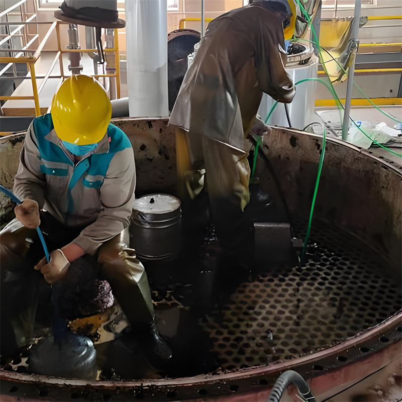 Casual görünüş üçün simvolik pantalonsuz material