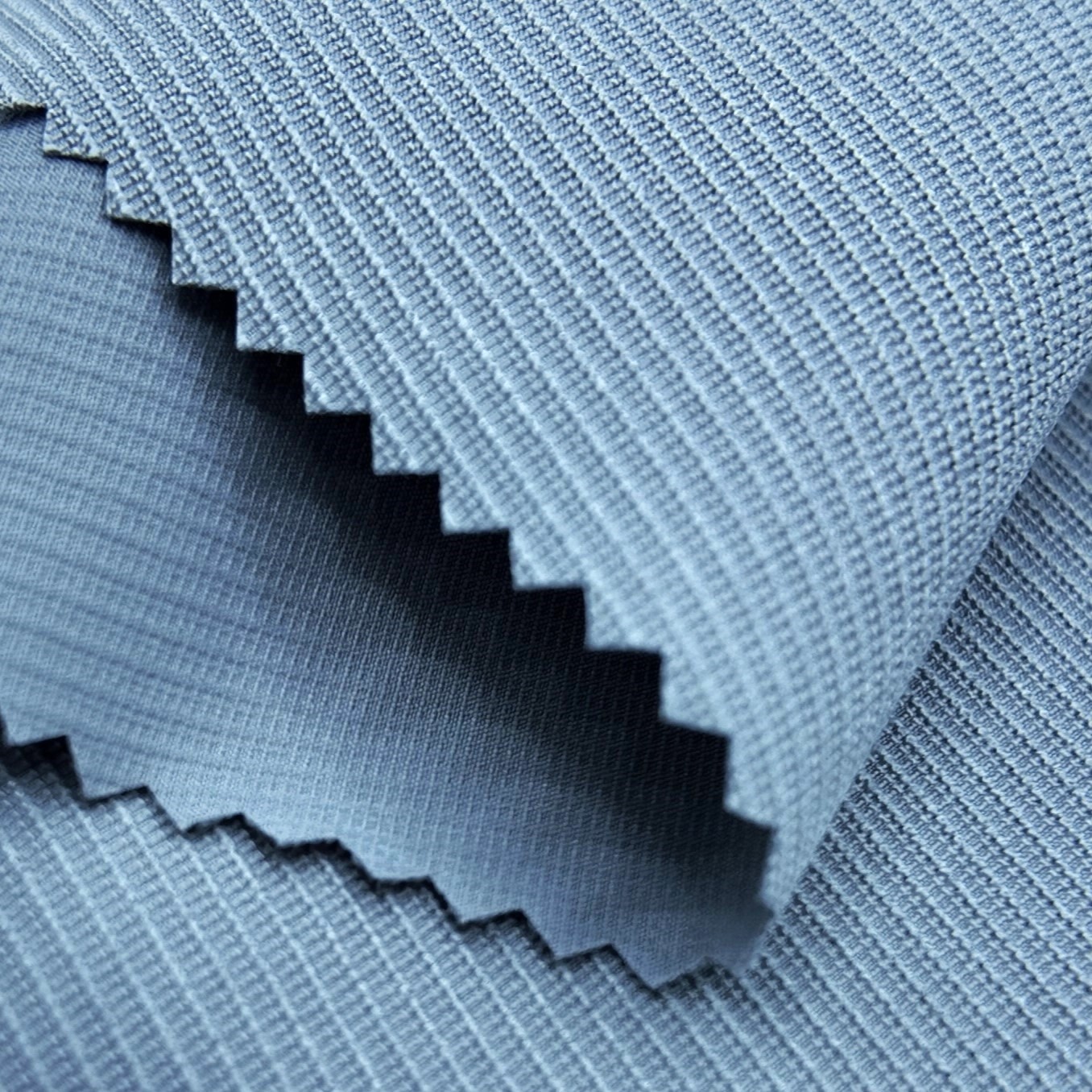 Poliester-spandex qarışımı parçanın geyimlərdə rahatlığı və davamlılığı necə artırması