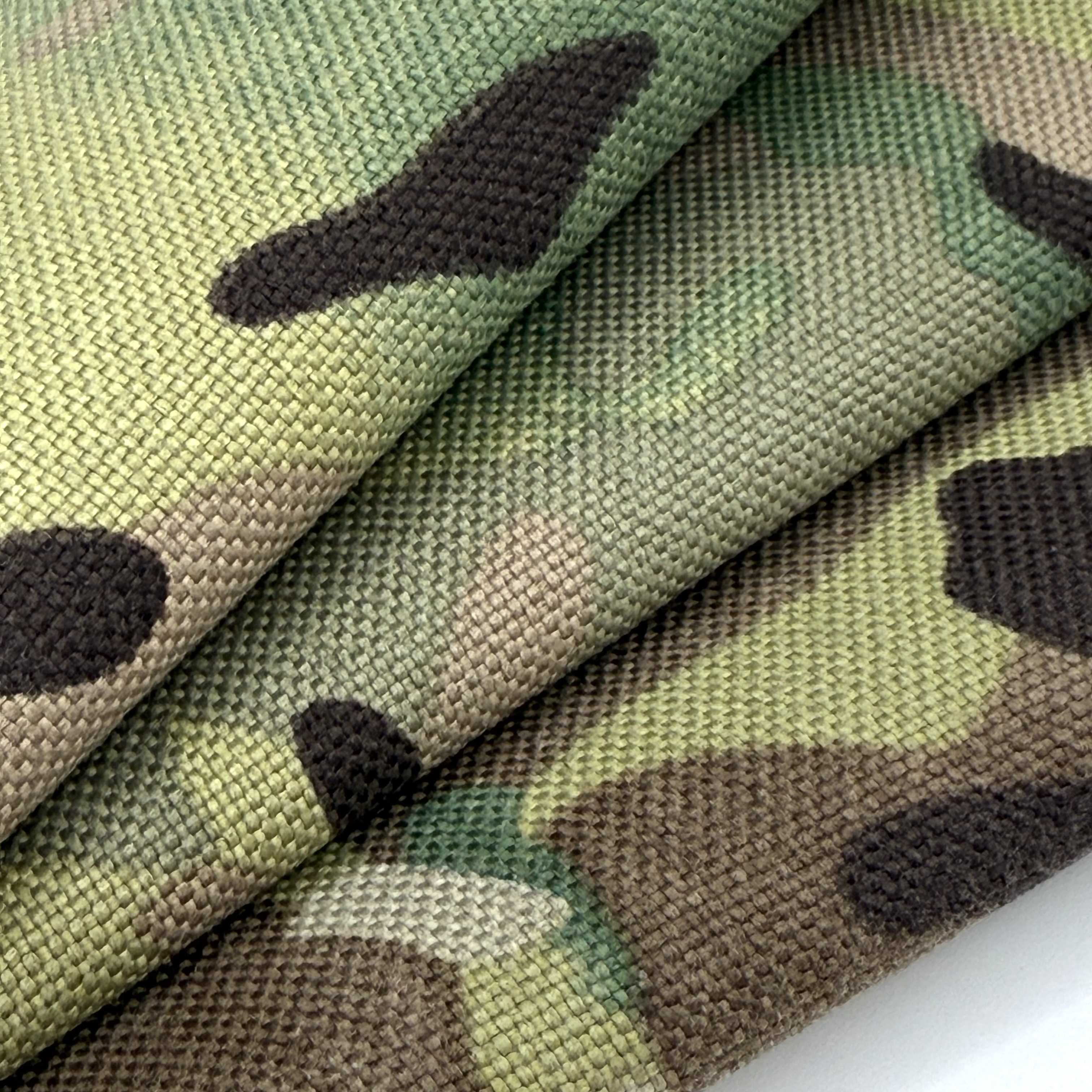 Məhdudlaşdırıcı jinslərə veda edin və elastic pant kəsisi fabric-ə keçin