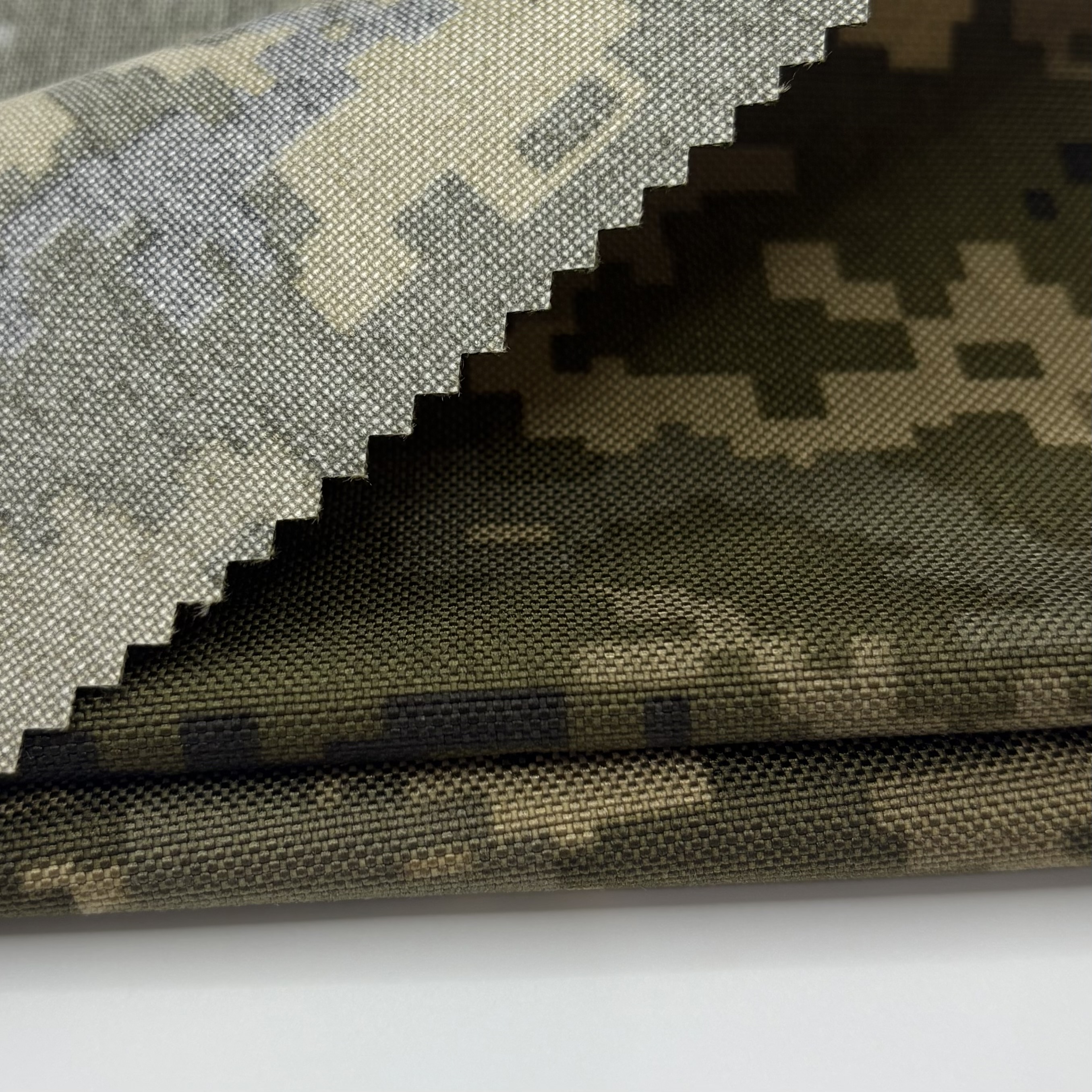 Dükanlıq qadın ceketinə görə ılıq və modanı saxlayın.