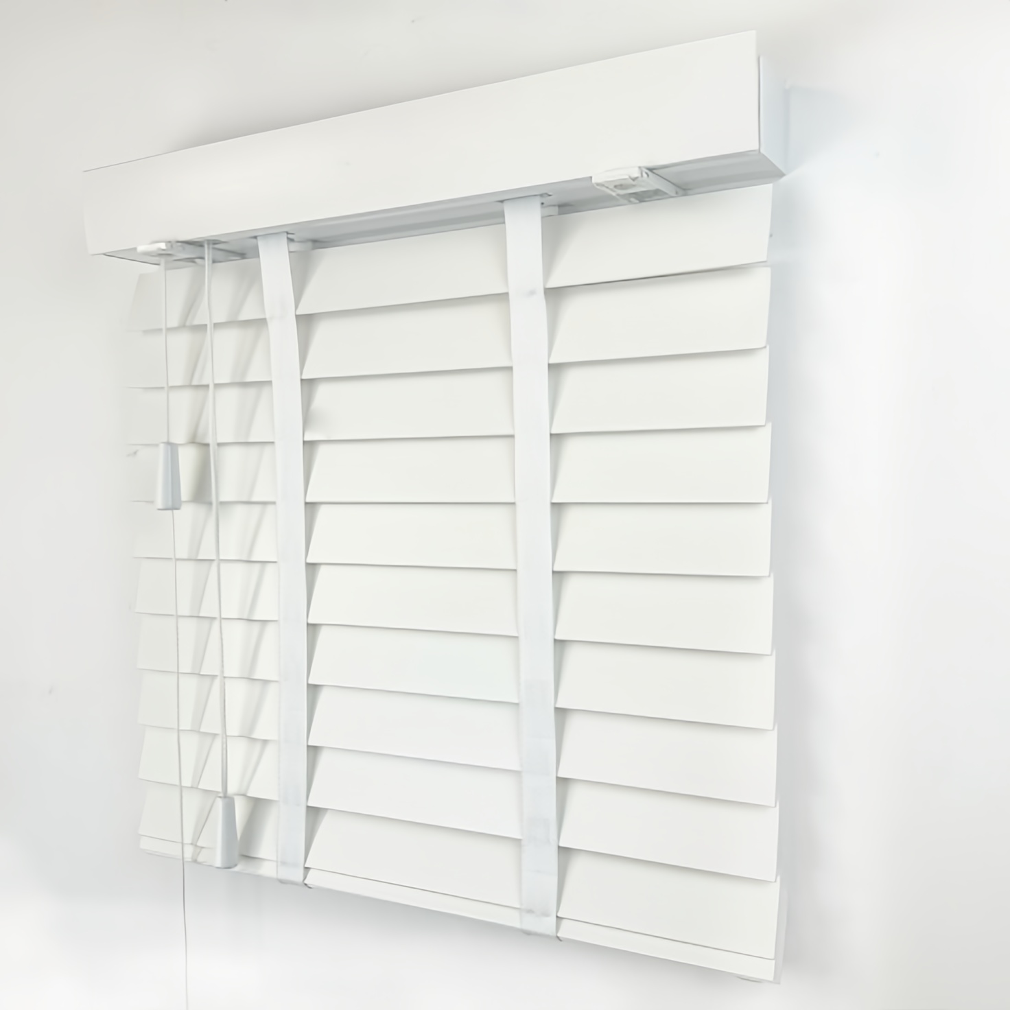 Verhoog u privaatheid en beskerm u huis met outomatiese, gemotoriseerde blinders op vensters.