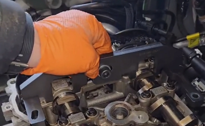 Peugeot 1.2T engine timing clamps