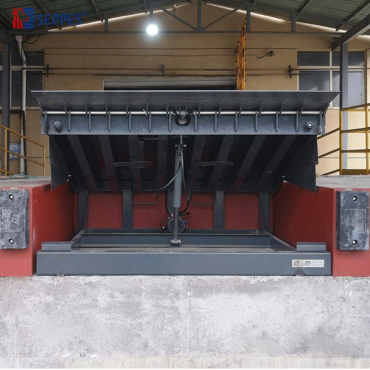 Proč jsou hydraulická vyrovnávací zařízení pro nakládkové rampy nezbytná pro moderní skladování?
