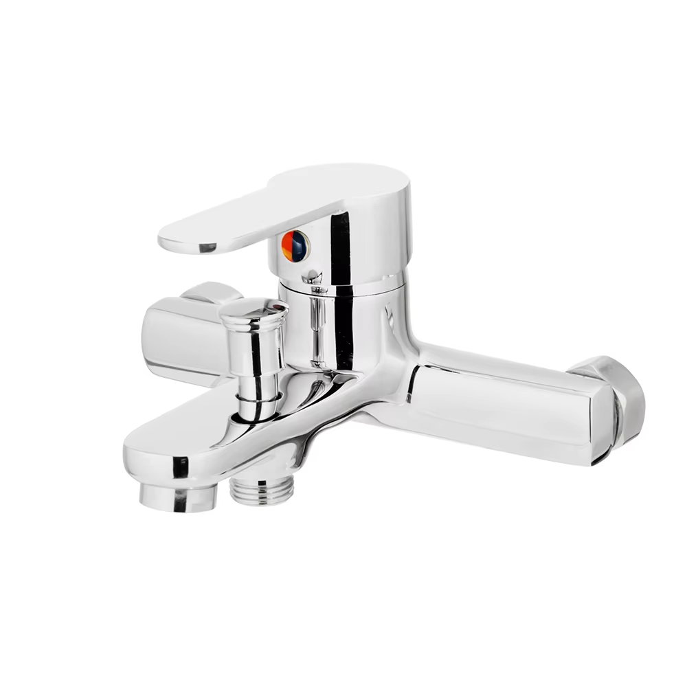 טפחי מים חם וכפור מודרניים מחומרים חלזוניים מחוברים לקיר עם כרום