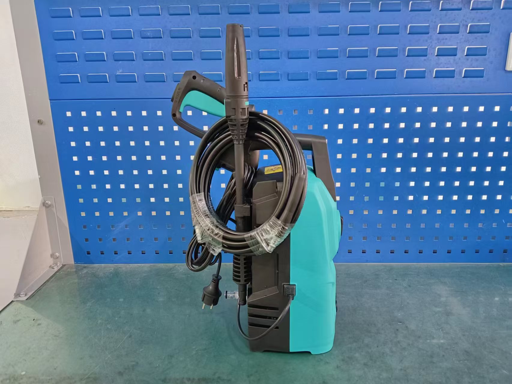 Connettore versatile compatibile con la maggior parte dei tubi da giardino