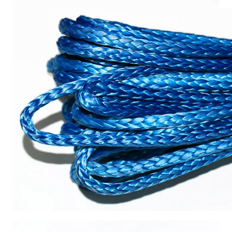 Quels sont les principaux avantages de l'utilisation de la corde Dyneema dans les industries maritimes